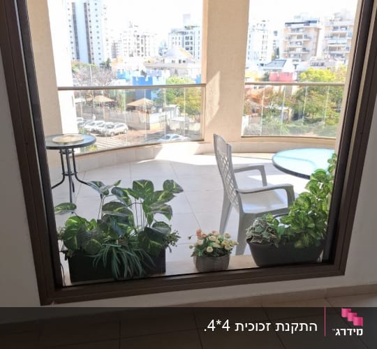 חלון ויטרינה מאלומיניום המשקיף למרפסת עם מעקה